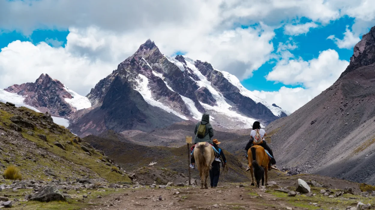 Riders on horseback heading toward Ausangate