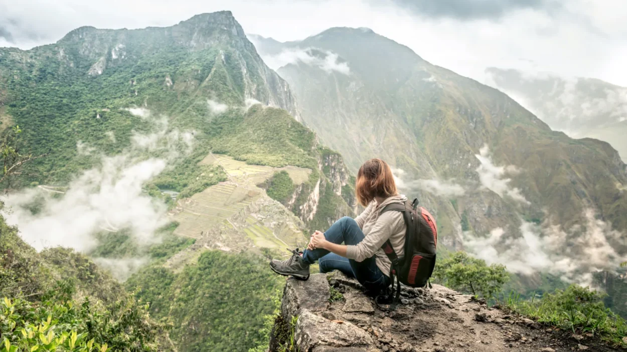 Viajera mirando Machu Picchu desde Huayna Picchu
