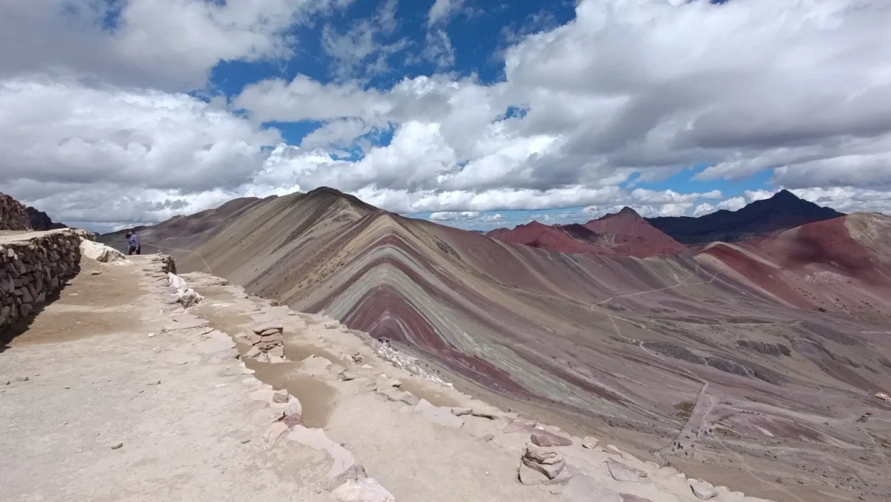Trail to the Rainbow Mountain viewpoint with colored hills