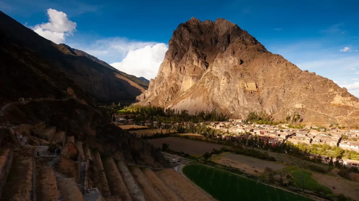 Ollantaytambo and the Pinkuylluna mountain