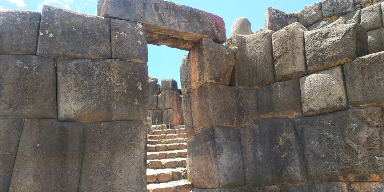 Inca doorway and stone walls at Sacsayhuamán